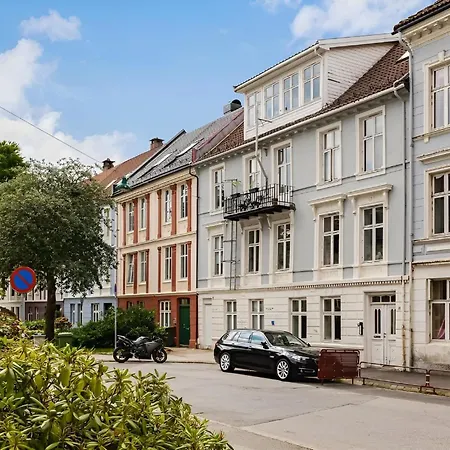 Modern In Charming Area *